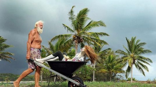 Giàu \"nứt đố đổ vách\" rồi phá sản, 2 đại gia BĐS sống ở đảo hoang, chui gầm cầu