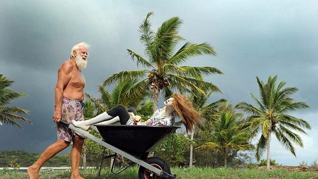Giàu "nứt đố đổ vách" rồi phá sản, 2 đại gia BĐS sống ở đảo hoang, chui gầm cầu