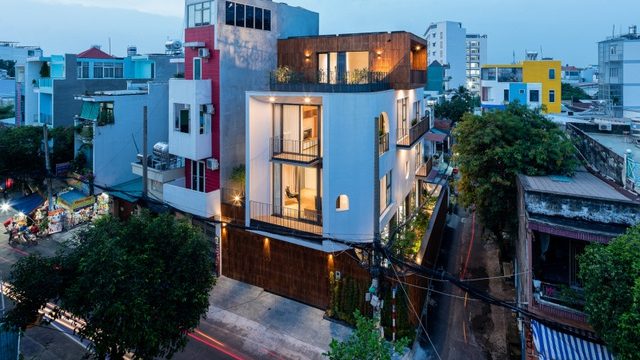 Độc đáo nhà phố có 3 mặt tiền với cửa ra vào “tàng hình” ở Sài Gòn