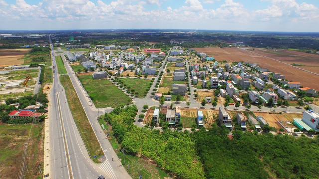 Giá đất sôi sục khắp nơi, nhà đầu tư đổ tiền vào đâu?