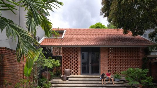 Độc đáo ngôi nhà mộc kiểu Bắc Bộ xưa giữa núi rừng Tây Bắc
