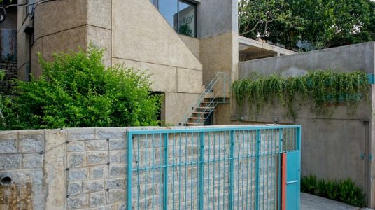 Ngôi nhà Đà Lạt nằm trên sườn dốc với đầy cây lá bên trong