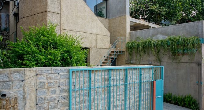 Ngôi nhà Đà Lạt nằm trên sườn dốc với đầy cây lá bên trong