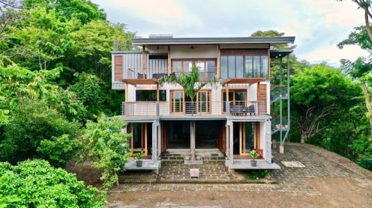 Biệt thự hơn 400 m2 được ghép từ 5 chiếc container