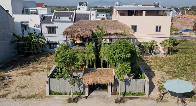 Nhà mái tranh 2 tầng xanh mướt ở Hội An