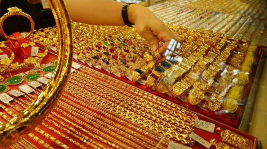 Giá vàng hôm nay 17.12.2021: SJC giữ đà tăng hướng đến 62 triệu đồng/lượng
