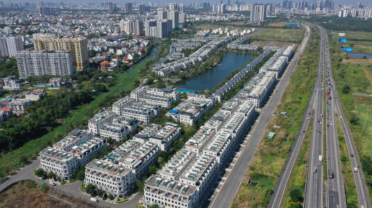 Kỳ lạ khi thị trường trầm lắng, người giàu vẫn mạnh tay mua biệt thự triệu đô, căn hộ chục tỷ