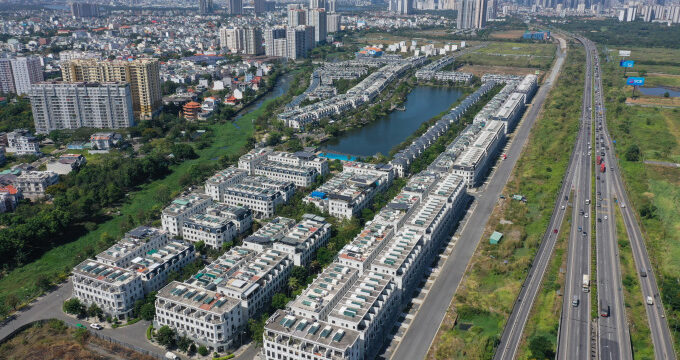 VARS: Thị trường bất động sản “bất thường”, rất dễ rơi vào “đột quỵ”