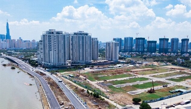 Vì sao doanh nghiệp bất động sản "cạn tiền" nhưng không giảm giá?