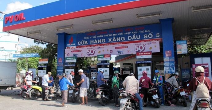 Giá xăng tiếp tục giảm, cao nhất 23.320 đồng/lít